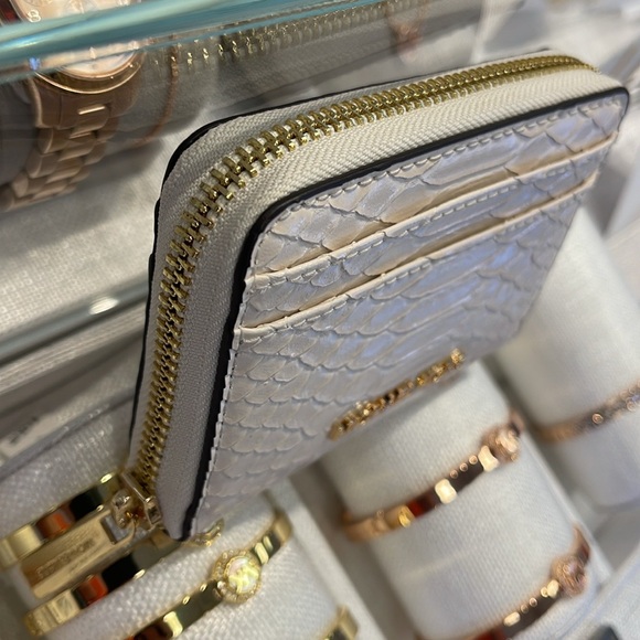 Michael Kors Women Medium Zip Around Card Case Coin Pouch Wallet Light Cream
NWT - Picture 15 of 16